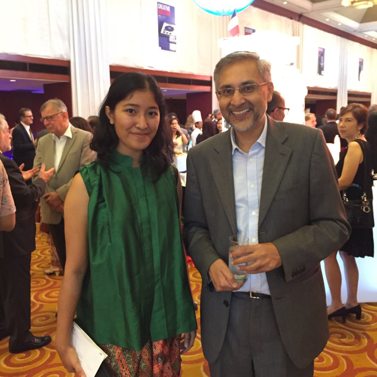 Ambassadeur de Royaume-Unis <a href="/MoazzamTMalik/">Moazzam Malik</a> et moi dans #fetenationalefrancaise 🇫🇷