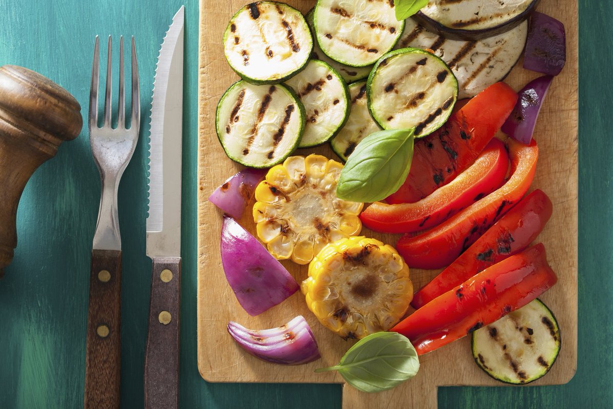 HarvardHealth's tweet image. Realistic ways you can start eating healthier this summer: hvrd.me/yTG0302fmla #HarvardHealth