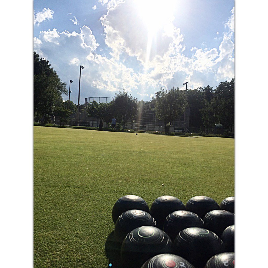Sun is shinning, breeze is blowing, bowls are rolling. See you soon bowlers! #kew #lawnsummer