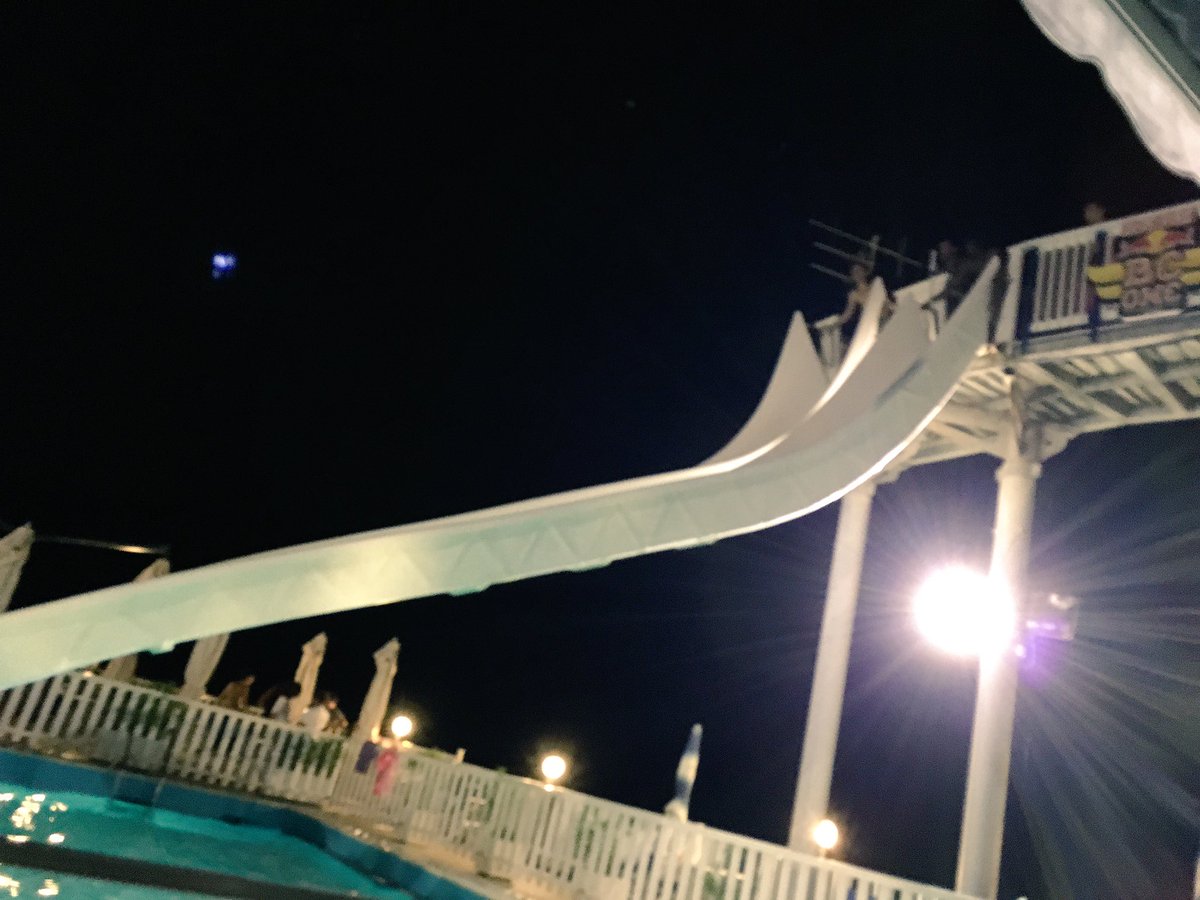 LuciBond's tweet photo. The week 🏊🏻👭👭👬🎉 #4venti #delirio https://t.co/YFGym411yQ