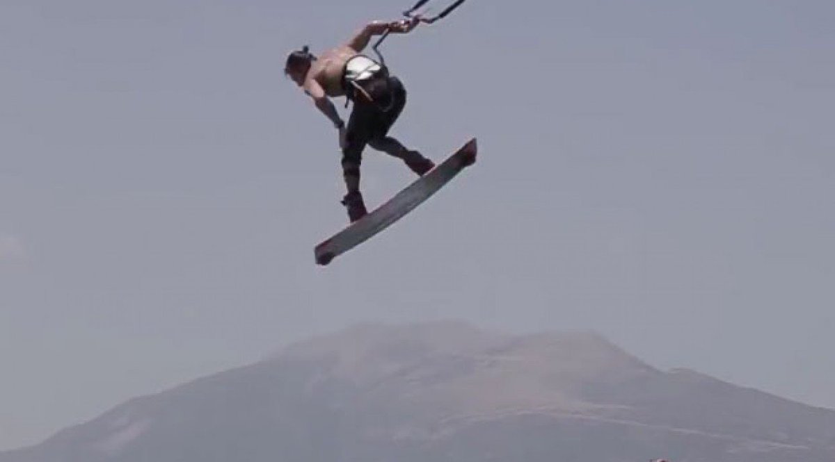 KiteChannel's tweet photo. Youri Zoon checks in Cape Drepano | Greece https://t.co/sclhYdA4GT https://t.co/5nFqYAt6Z7