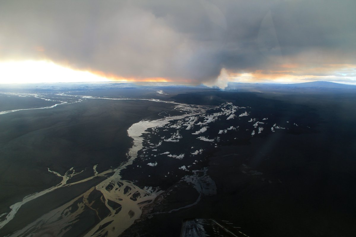 NERC_COMET's tweet photo. Caldera collapse @ Bardarbunga: new #futurevolc Science paper @GeoAndyHooper @marco_bagnardi https://t.co/dRL5ywxZt0 https://t.co/xab1JHTeiN