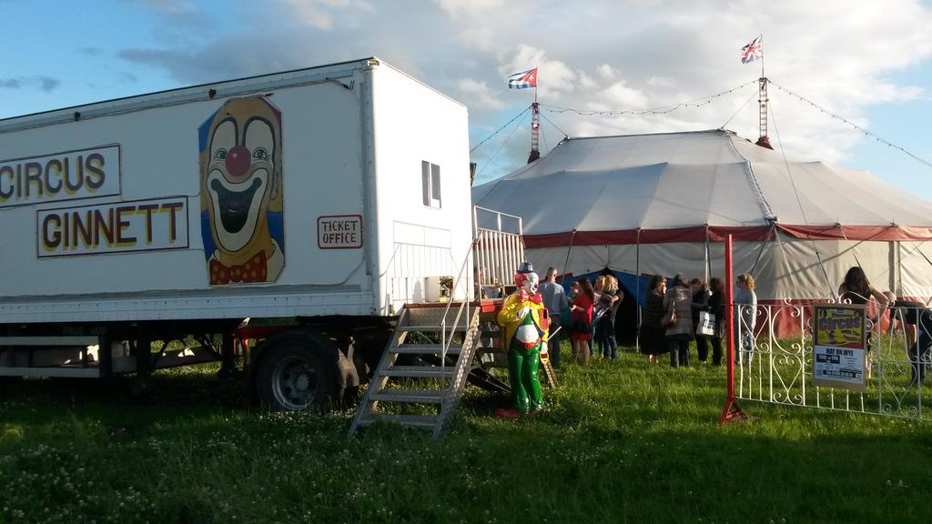CaththeSinger's tweet photo. Get down to the Ginnett circus in Hay @wantocanoe @TheBeanBoxHay https://t.co/XFFG4TWOlG