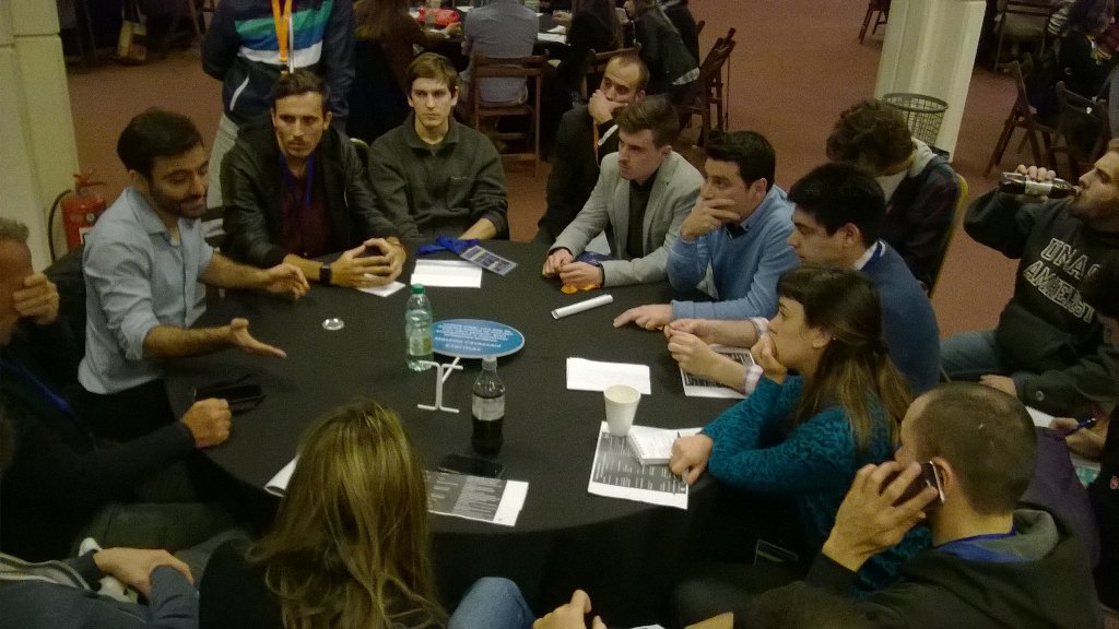 Improfit's tweet photo. Emprendedores le presentan sus proyectos a líderes empresariales. #MEGA2015 https://t.co/ls4km8TXFA