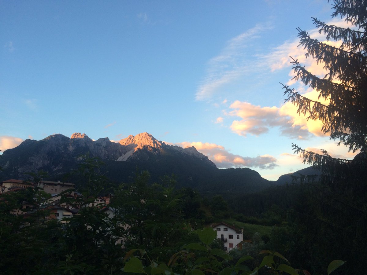 delo_giorgia's tweet photo. Passeggiatona serale... #lozzo di #cadore https://t.co/2ZKUkGy5UU