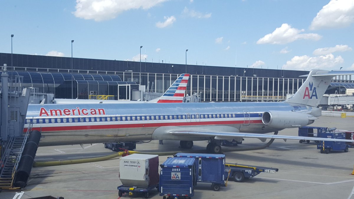 ekjgronberg's tweet photo. Nice to see Fort Worth based @AmericanAir at the gate to take me home. #boogiebacktoTexas #PrayForDallas https://t.co/IKtNK6XCN9