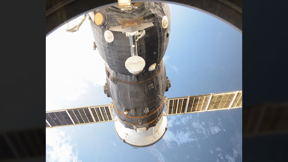 Space_Station's tweet image. Watch @NASA TV to see Russian cargo craft launch to station Saturday 5:41 pm ET/9:41pm GMT. go.nasa.gov/29T1ckB