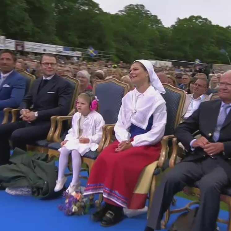 Vastaja's tweet photo. När Charlotte Perrelli står på scen och du vill se Samir och Victor https://t.co/vEkyrN35pB