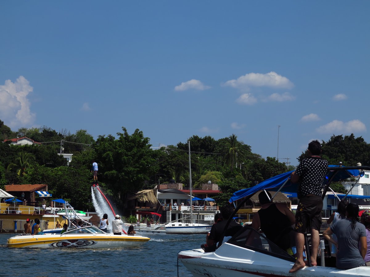 Turismo_Teques's tweet photo. Vive la aventura del Flyboard a 30 minutos de #Cuernavaca WhatsApp 55 3538 6931 https://t.co/gvMvqdPHGb