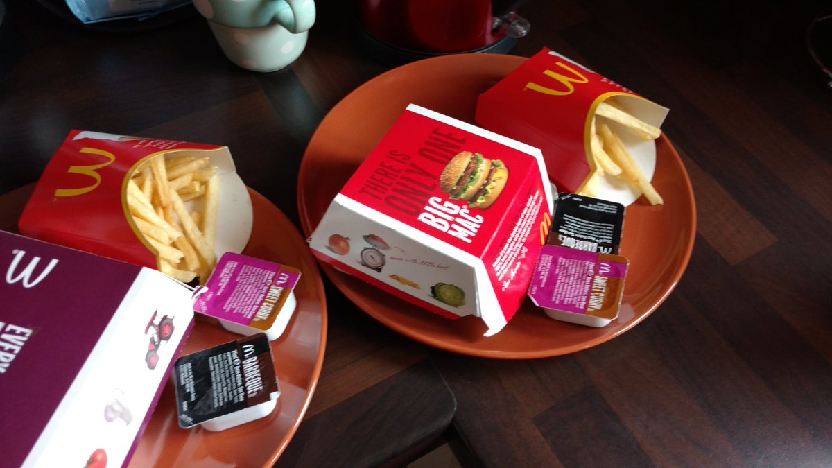 nickthegeek47's tweet photo. Since when do @McDonaldsUK only half fill the chips in the box?? 😣 #halfportion https://t.co/76fxhoEagb
