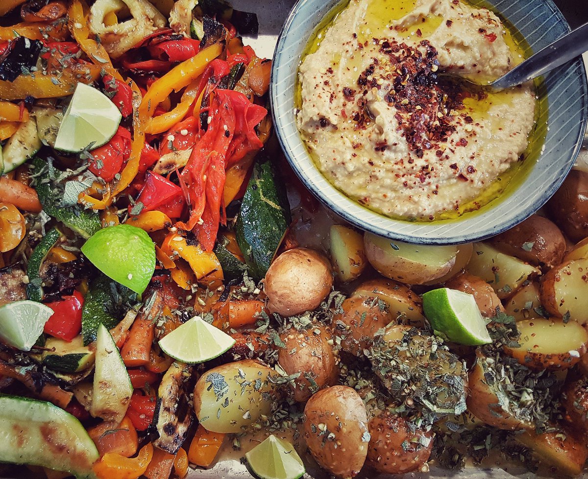 MadFarsmad's tweet photo. I dag på grillen gulerødder peberfrugt squash røget kartofler #madfar #madblogger #humus #vegetarian #vegetar #grill https://t.co/es08Vl4v3g