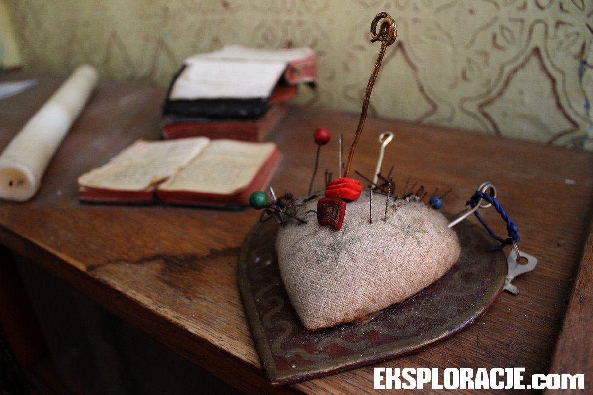 Czasami udaje mi się znaleźć i sfotografować ciekawy przedmiot z minionej epoki ;) #abandonedhouse #Poland #sewing