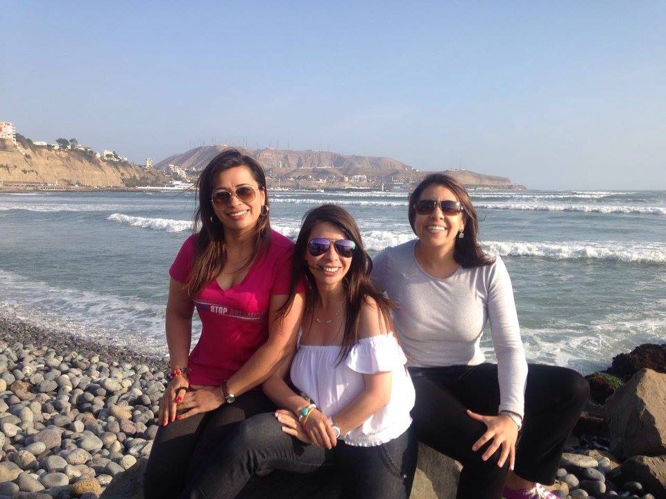 SaksayPeru's tweet photo. Un bonito día con amigas de Colombia. En Paracas. https://t.co/8N54I8iTIO