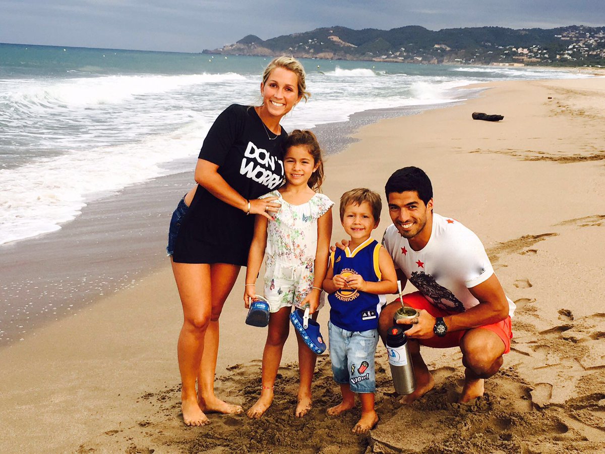LuisSuarez9's tweet photo. 😍🌞🌊 divinos FELIZ https://t.co/DUE8Yrfx0K