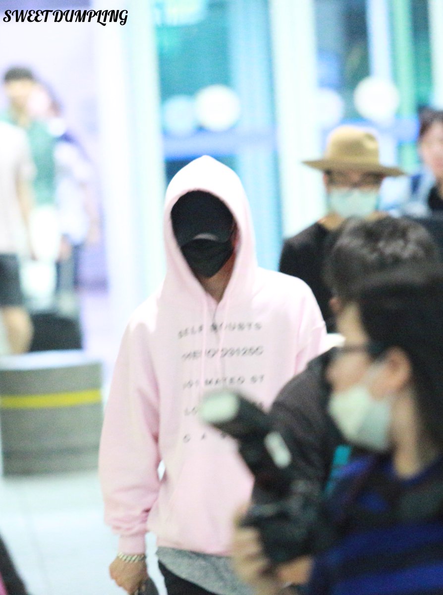 sweetdumpling7's tweet photo. #got7 #갓세븐 #마크 #MARK 160715 인천공항 입국  @GOT7Official 마크야..얼굴..좀..ㅠ ㅠ https://t.co/t0DX3B9E4A