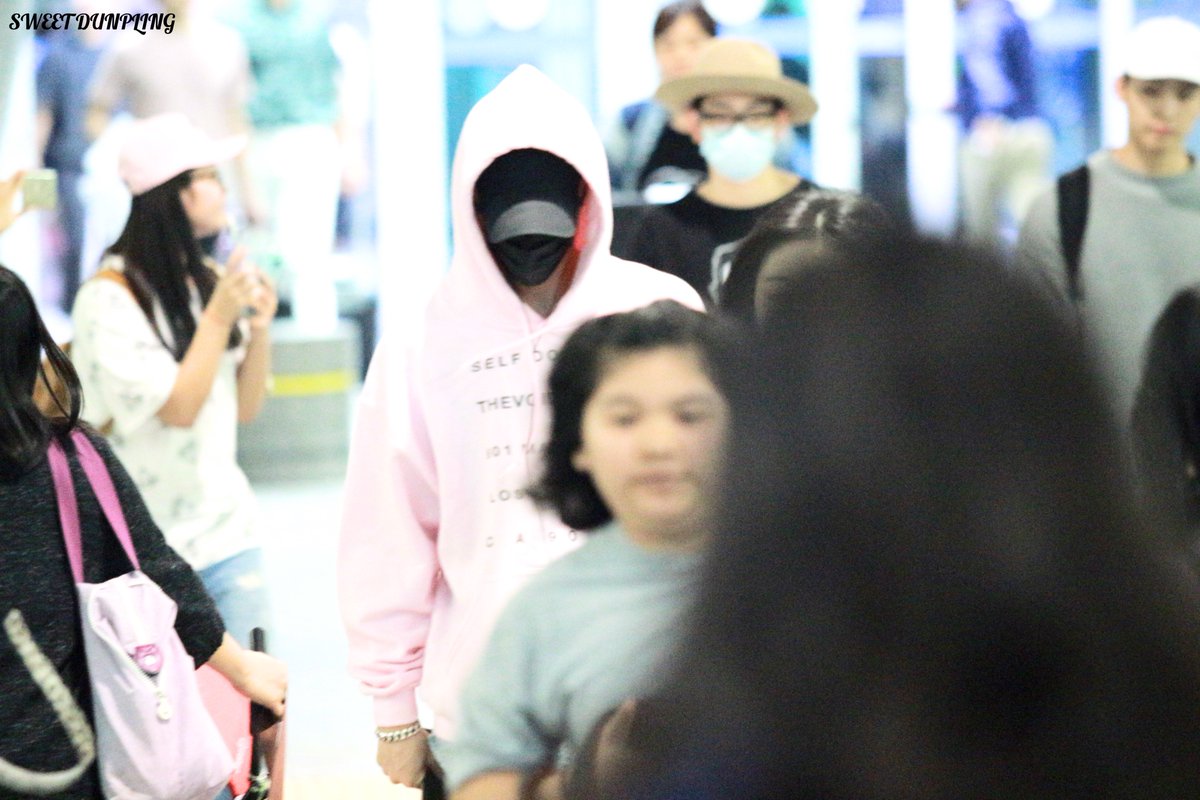 sweetdumpling7's tweet photo. #got7 #갓세븐 #마크 #MARK 160715 인천공항 입국  @GOT7Official 마크야..얼굴..좀..ㅠ ㅠ https://t.co/t0DX3B9E4A