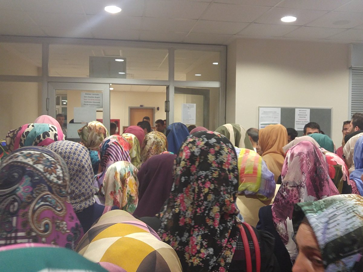 Saat 23 49 ve hala siradayiz yaziklar olsun #ilahiyatcinasahipcikRTE