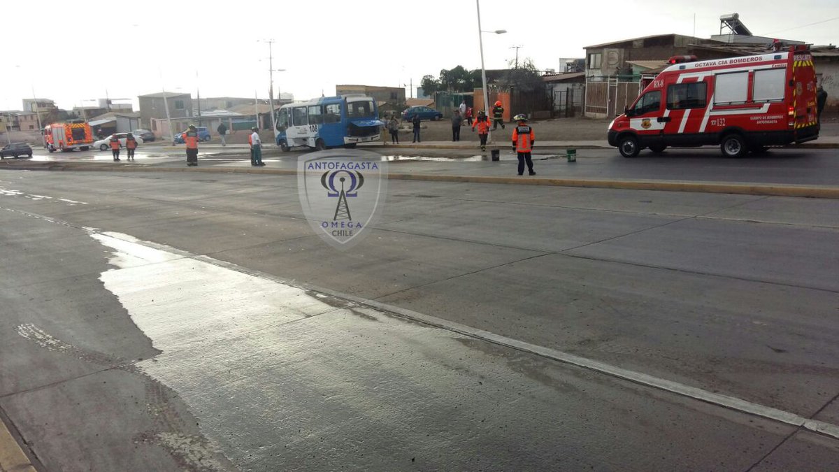 OMEGA_Antof's tweet image. #Antofagasta imagenes gentileza Omega_13 del accidente en Av. Salvador Allende con Padre Hurtado