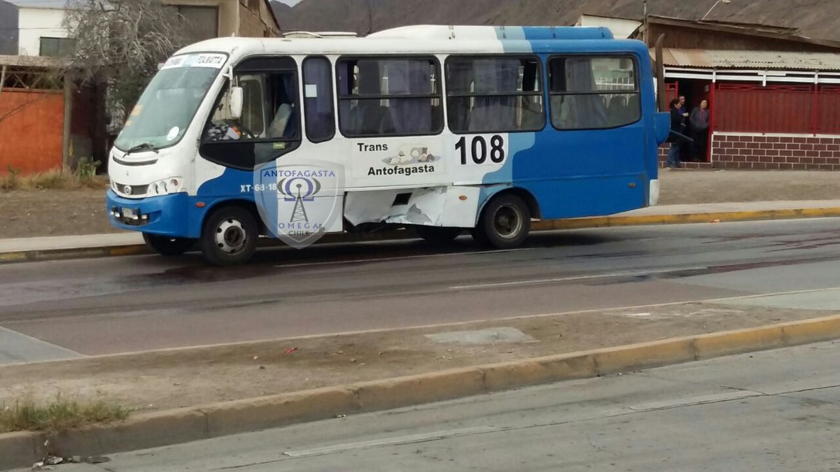 OMEGA_Antof's tweet image. #Antofagasta imagenes gentileza Omega_13 del accidente en Av. Salvador Allende con Padre Hurtado