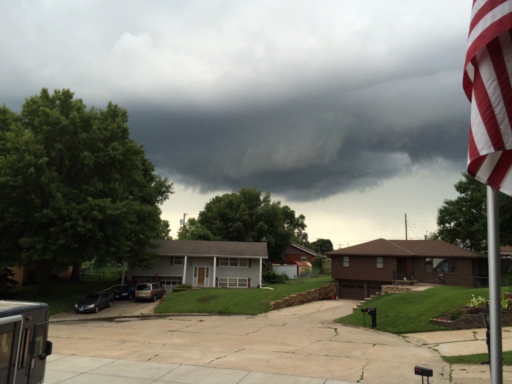 ezbeesolutions's tweet image. @kmbc @BryanBusbyKMBC no rain no wind just this cloud east side St Joe #Weatherbugbeth