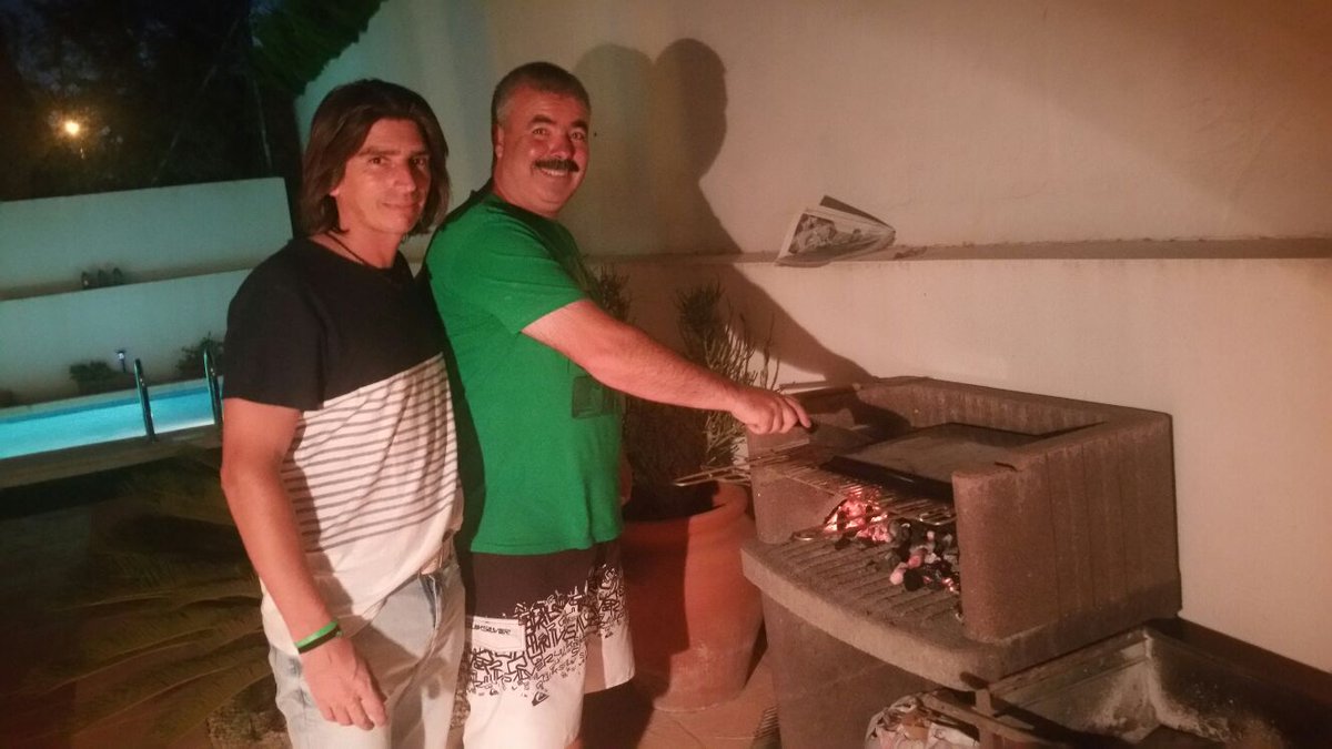 HisPadelFrance's tweet photo. Asado argentino con un chef experto @AdrianCaviglia en buena compañía #DiegodelPercio y la family colors https://t.co/0fv7lBj4n2