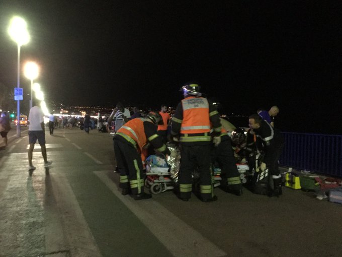 フランス ニースで花火の見物客に車突っ込む 80人死亡か テロの可能性も Update ハフポスト News