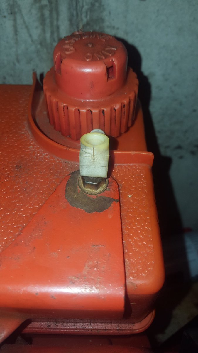 AngryDismantler's tweet photo. Found out what's up with the fuel pressure it seems that the plastic gas fitting decided to retire early  #damnyou https://t.co/Gfvgsiz6bo
