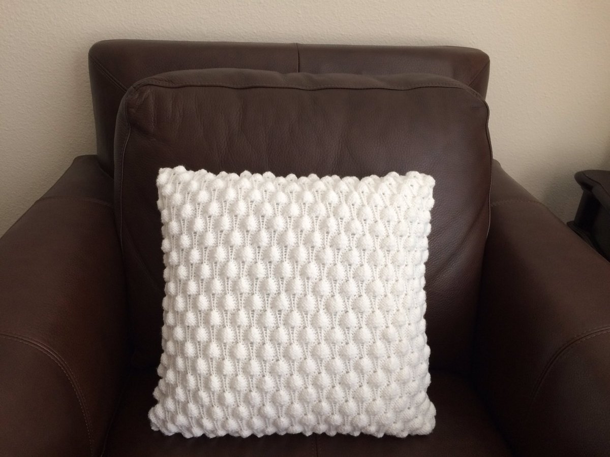 LKnittingCorner's tweet photo. https://t.co/o4bXAImNsR #knit #knitting #pillow #berrypattern #knittingvideo #weekendproject #throwpillow #homedecor https://t.co/X8cMKxIoKf