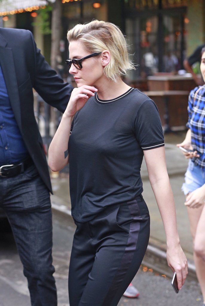 KristenStwrtIND's tweet photo. Kristen Stewart dalam perjalanannya menuju ke studio acara Live with Kelly di New York (14/07/2016) https://t.co/W2WPSxNILZ