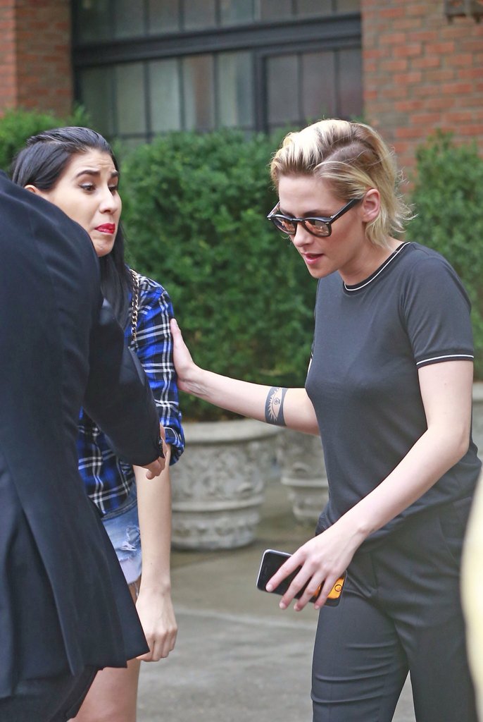 KristenStwrtIND's tweet photo. Kristen Stewart dalam perjalanannya menuju ke studio acara Live with Kelly di New York (14/07/2016) https://t.co/W2WPSxNILZ