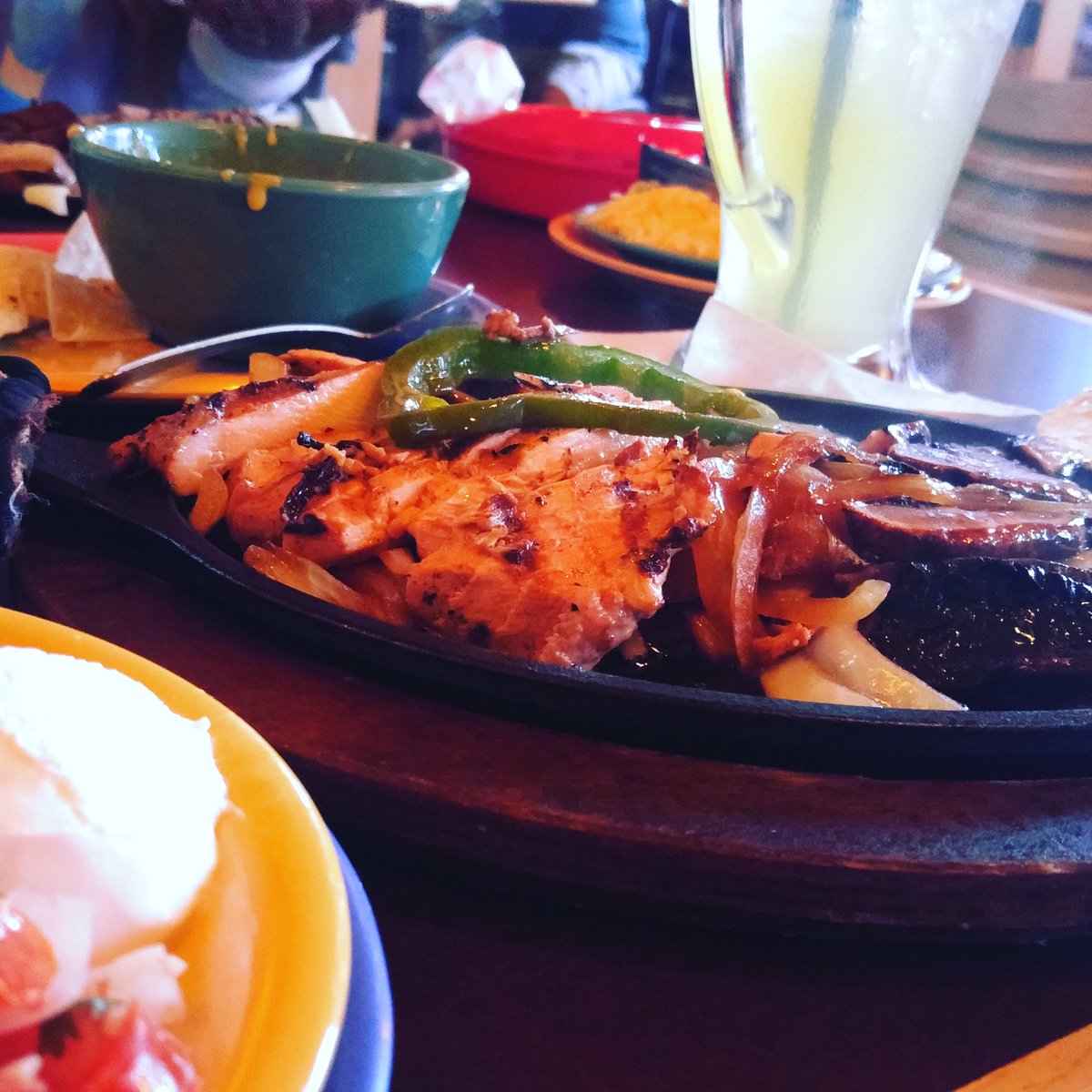 thewinehook's tweet photo. Fabulous dinner for the first night of restaurant week #caliente #fajitas #queso #Margarita #thursday #GBEatWeek https://t.co/0h2HuXx91f