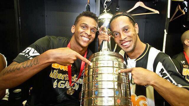 delrojo_'s tweet photo. Ronaldinho sabe quien es el verdadero rey de copas https://t.co/r8I3BlCq17