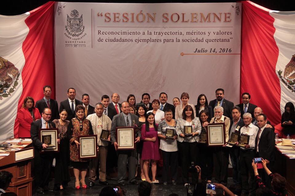 Un abrazo al periodista Don Manuel Paredon maestro de muchas generaciones y que fue reconocido por su trayectoria.