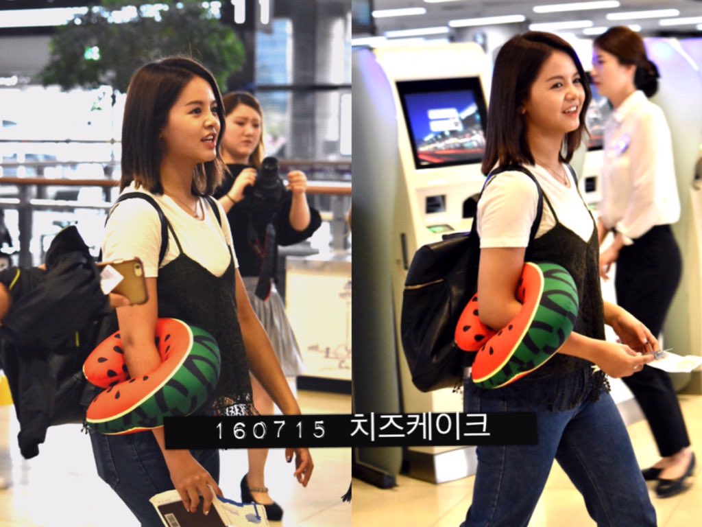 [PICTURE] Sorn at the airport heading to Japan feat Seungyeon on 7/15/16. #CLC #씨엘씨 (Cr. 961118_com)