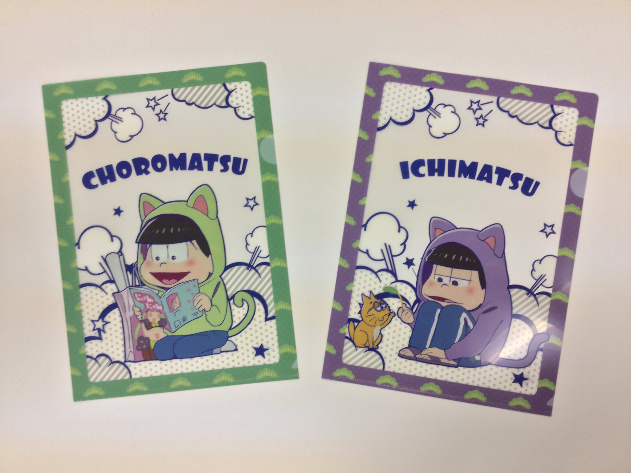 ナムコ キャラポップストア おそ松さん In ナンジャタウン サテライト 明日から6つ子ダイス オリジナルグッズで新商品登場 クリアファイルセット ダメニートステッカーなどなど登場します Hp T Co Hvr5njcniy おそ松さん