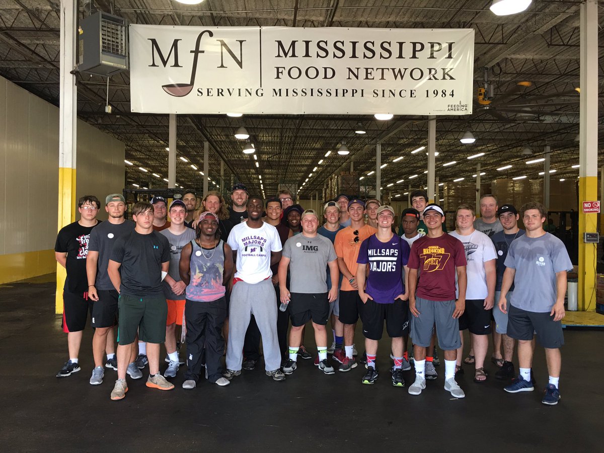 MajorsFootball's tweet photo. It was a privilege to spend time assisting @MSFoodNet today! #MajorsInTheCommunity #SapsFB #FTF https://t.co/rruIPOoa7u