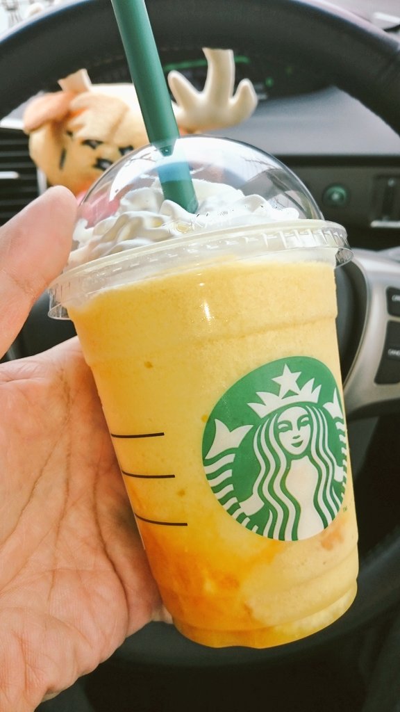 おとうたま 思ったよりさっぱり系のフラペチーノ ストローに詰まらず スルスルと気持ちよく吸い上げられる絶妙なサイズのクラッシュオレンジのつぶつぶ感が最高 これはネーブル 柑 果肉増しが良さそうだな クラッシュオレンジ スタバ