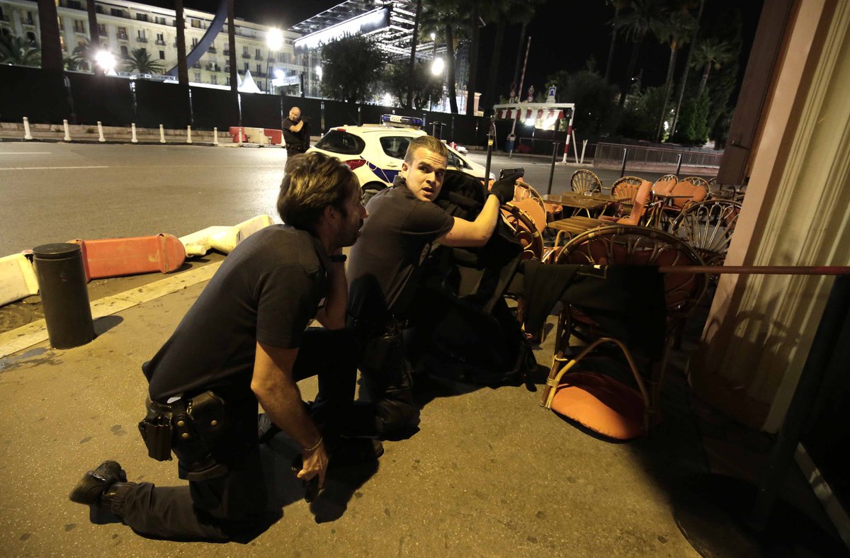Var_Matin's tweet image. Les forces de police en action près de la Promenade des Anglais #AttaquesNice #Nice06