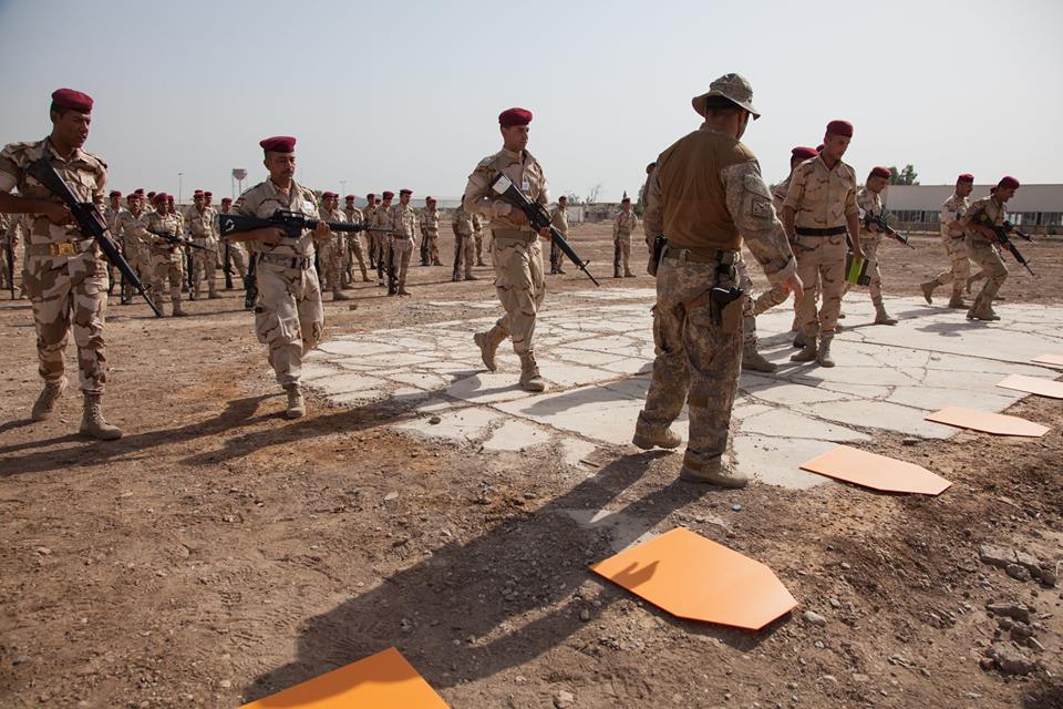 تدريبات الجيش العراقي الجديده على يد المستشارين الامريكان  - صفحة 3 CnXFzTKWEAAMt6e