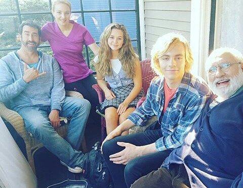 RossInfoBR's tweet photo. FOTOS: Ross Lynch hoje (14) com o cast do filme Status Update! https://t.co/iFu81Ak77X