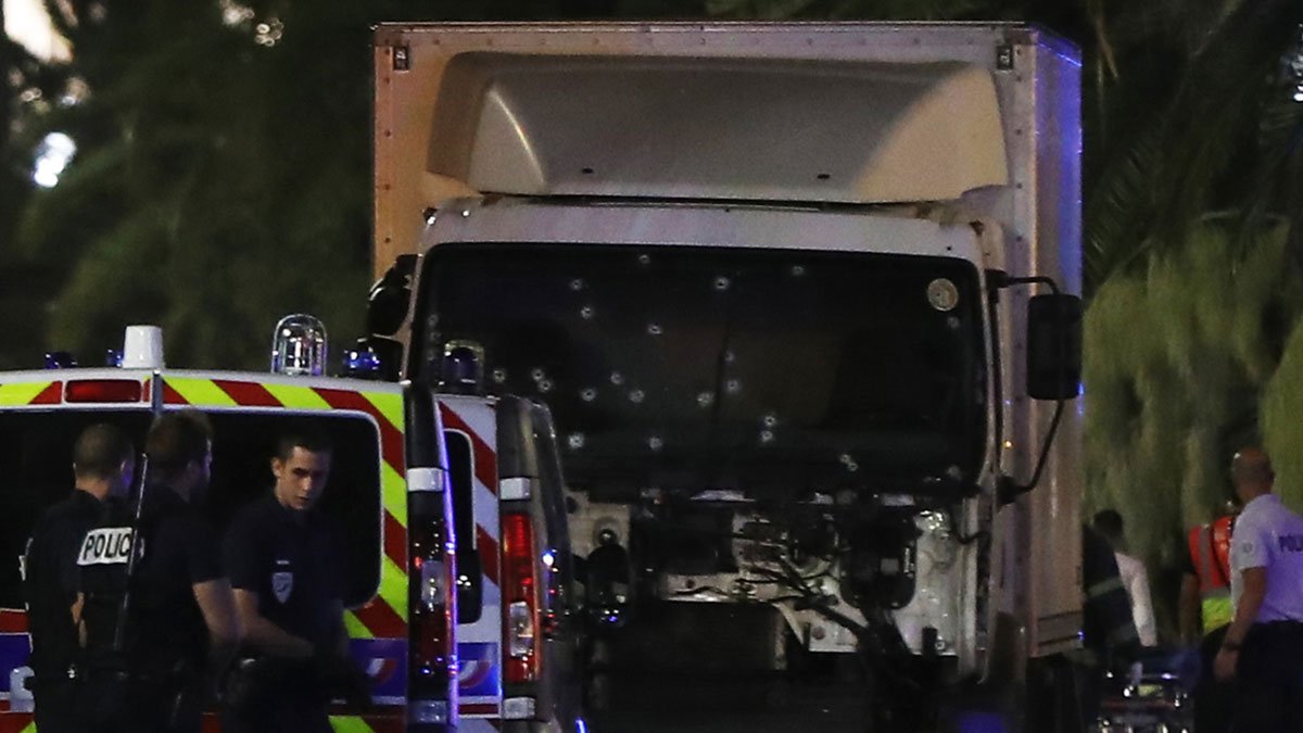 franceinfo's tweet photo. Un camion fonce sur la foule à Nice : un bilan fait état de 73 morts https://t.co/EcMVytus8F https://t.co/sHwX68GkhW