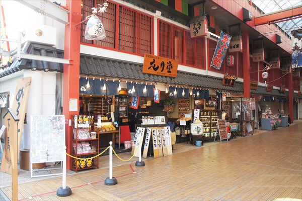 浅草 花月堂 花月堂の店舗紹介 浅草花月堂本店 浅草寺の本堂の左側 西参道商店街の入り口にございます 2階は和風カフェになっていて甘味やお茶をしながらメロンパンのご飲食も可能です 浅草カフェ メロンパン 花月堂の店舗 西参道商店街