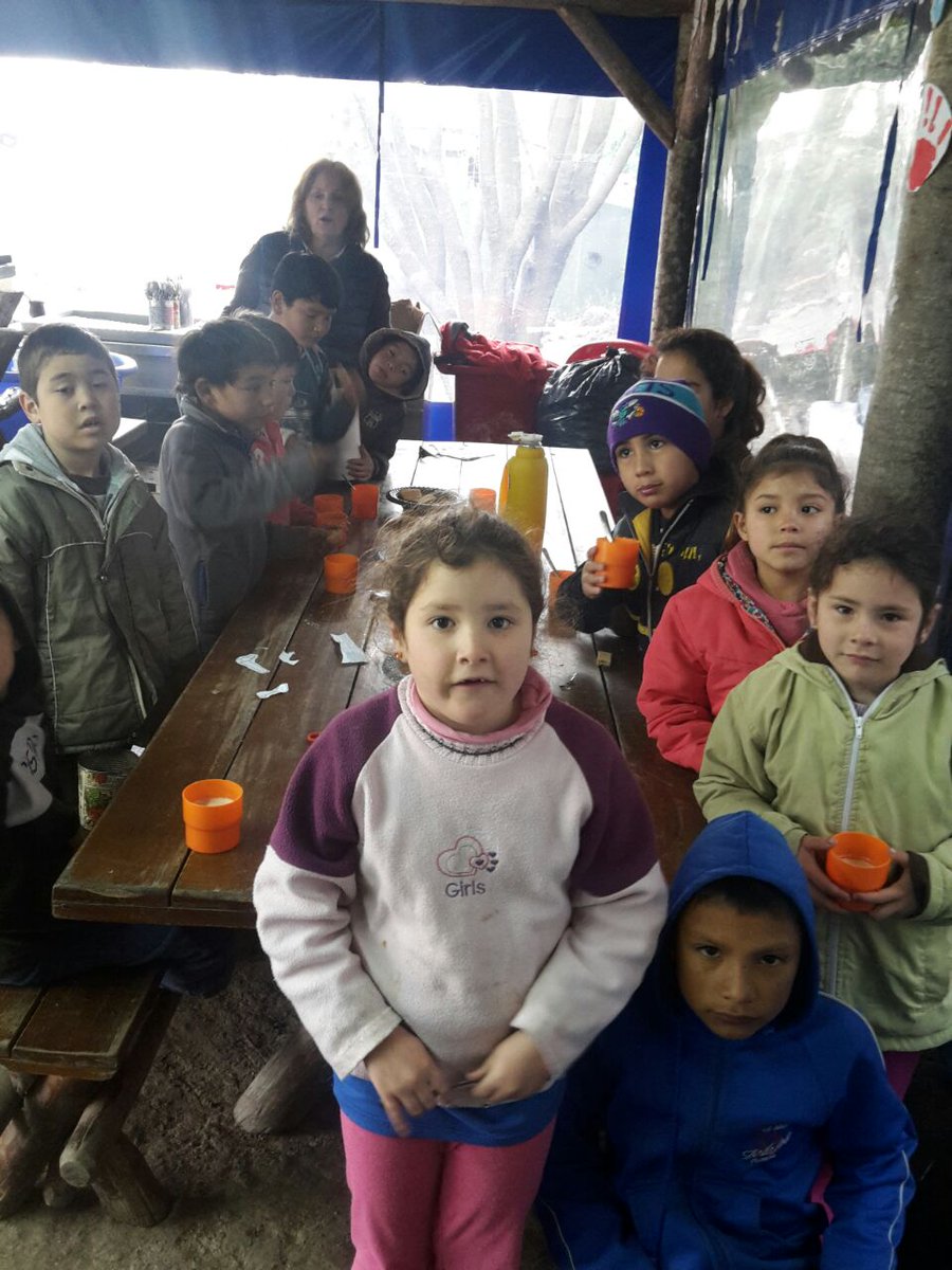 ManosenAccion's tweet photo. #ManosEducando es nuestro Programa de apoyo escolar par los chicos. A pesar del frío, ellos están ahí! 💗 #educación https://t.co/drNb5ZrlBK