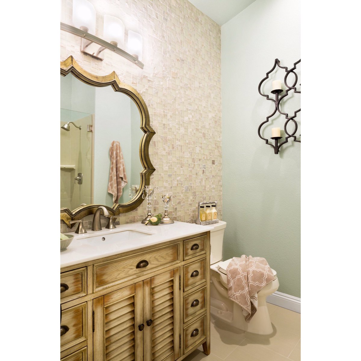 RoomResolution's tweet image. #tbt to this beautiful guest bathroom featuring @emsertile &amp;amp; @UttermostCo!
#interiordesign #throwbackthursday