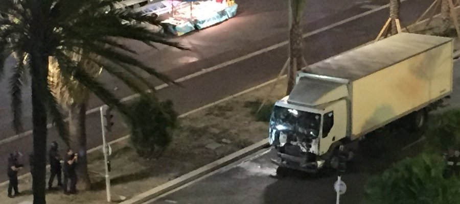 A3Noticias's tweet photo. El camión que ha arremetido contra la multitud en Niza estaba "cargado de armas y granadas" https://t.co/mfjHFRSxtW https://t.co/Ge1Vb8XjnY