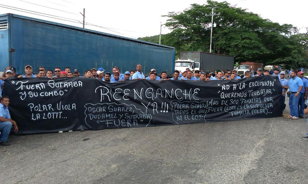 chewe2285's tweet photo. @webnotitarde mas de 300 trabajadores de cerveceria polar planta san joaquin luchan por ser incluidos al trabajo https://t.co/4hgPwZ9gZj