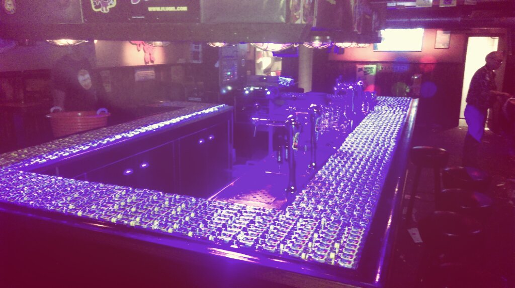 Iets met barretje vol <a href="/flugelnl/">Flügel</a>  #hutjeopzijnkant