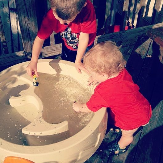 Chandlermom221's tweet image. @Momtrends staying right at home 😄 #mtsummer