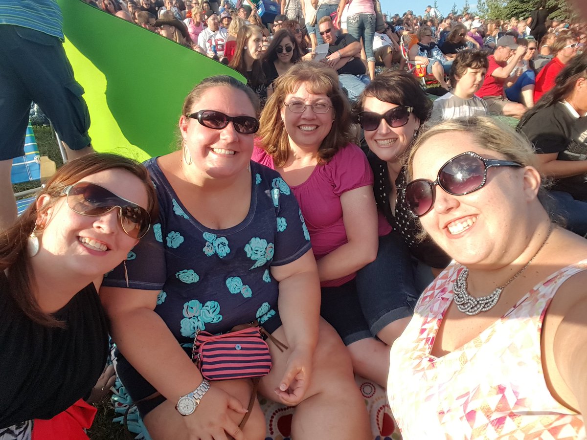 GerdsStephanie's tweet photo. Great day for a concert! #allsummerlong https://t.co/4PYnd3QCSQ