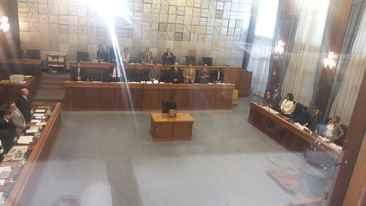 Il #ConsVda inizia i suoi lavori con un minuto di silenzio per le vittime dell'attentato di #Nizza #PrayForNice